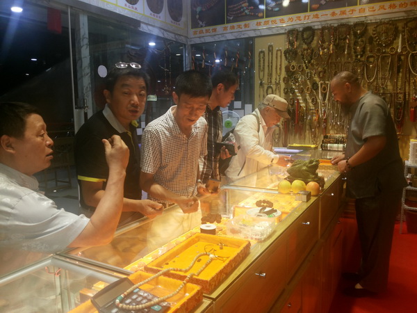 一錘定音首席鑒定專(zhuān)家鄧丁三老師與楊景榮老師來(lái)濰坊與張老師交流...(4)