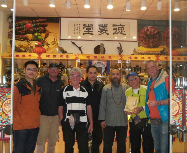 英國(guó)采訪團(tuán)來濰坊與張老師學(xué)習(xí)核雕0