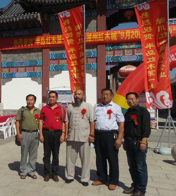 濰坊奇石協(xié)會(huì)會(huì)長(zhǎng)與副會(huì)長(zhǎng)，秘書(shū)長(zhǎng)，理事合影留念