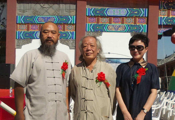 左核雕大師核雕界領(lǐng)軍人物張溫和老師，右指畫大師李冰奇老師0