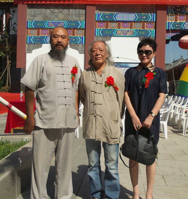 左核雕大師核雕界領(lǐng)軍人物張溫和老師，右指畫大師李冰奇老師111